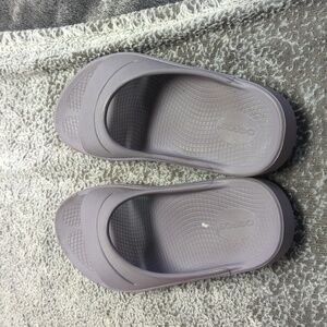 Oofos slides